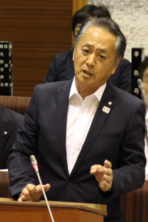 再答弁に立つ上地克明市長