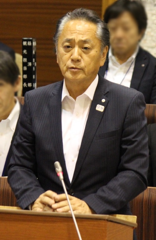 答弁に立つ上地克明市長