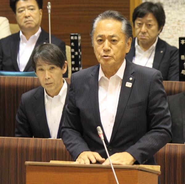 答弁に立つ上地市長