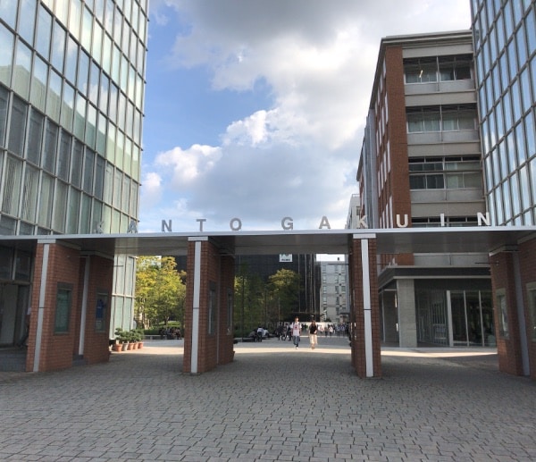 関東学院大学正門を入ってすぐ。左側が教務課などのある建物です