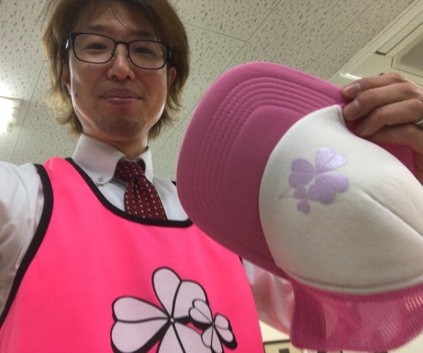 ビブスと帽子には「横須賀市自殺対策シンボルマーク」のカタバミ