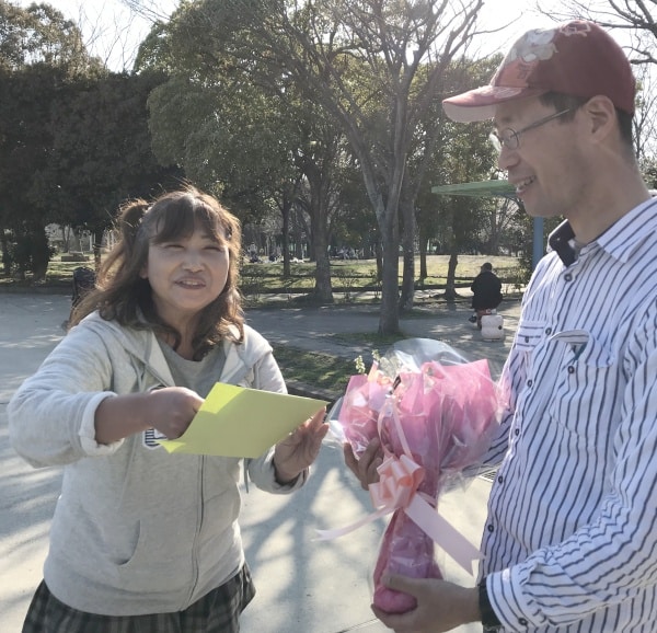 サプライズで、みんなから贈られた花束と寄せ書きが寺田代表から手渡されました