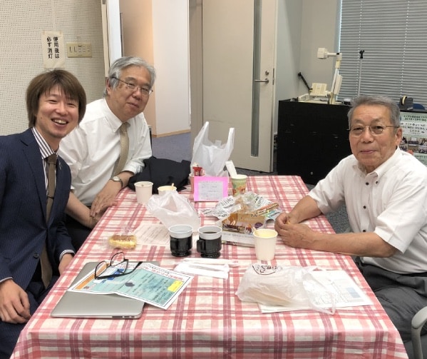 右から、飯野さん・臼井教授・フジノ