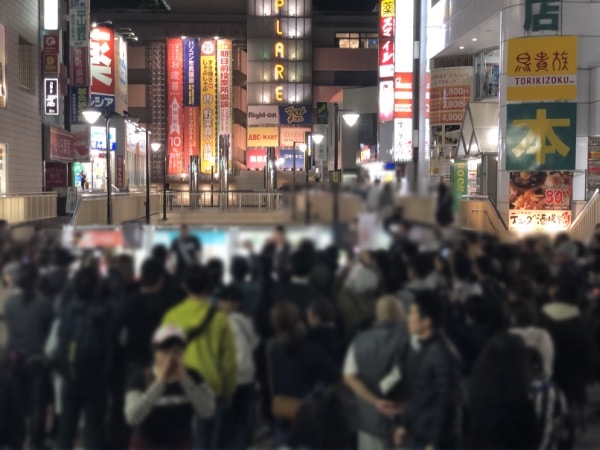 街頭演説に耳を傾けるたくさんの市民の方々