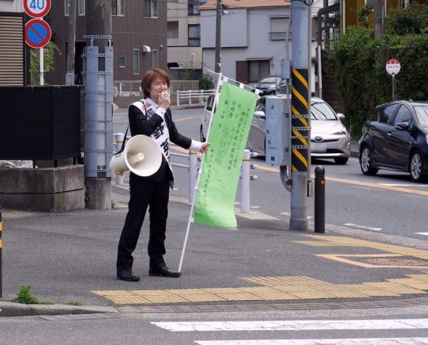 市内のあらゆる所で短い演説をします