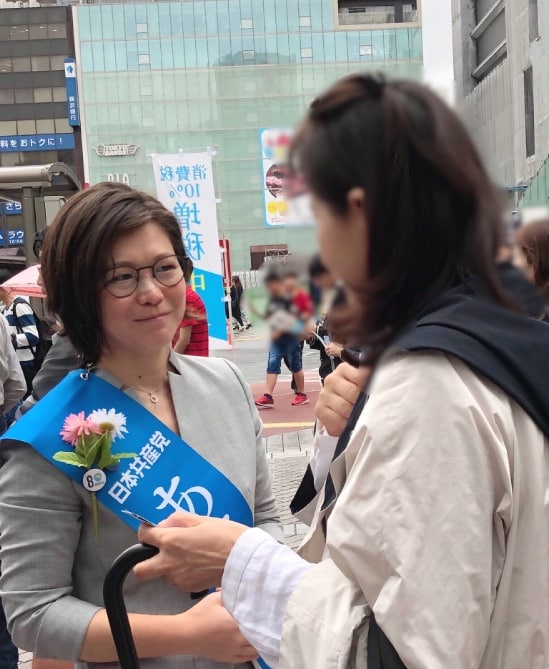 市民の方々と語りあうあさか由香さん