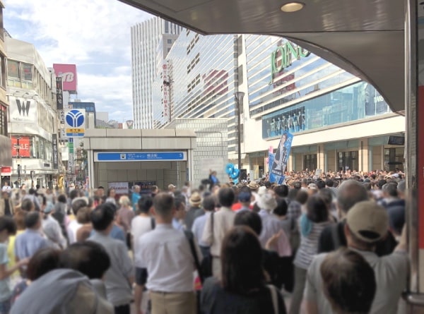 相鉄口前交番側からステージを観た様子