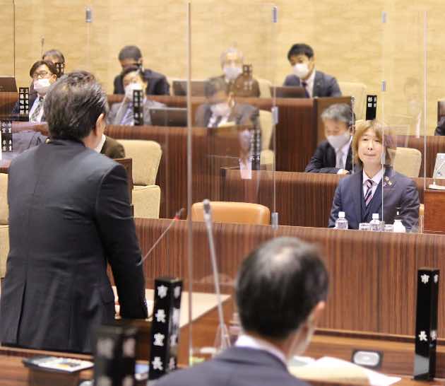 妊活LINEサポート事業の継続について答弁する上地市長