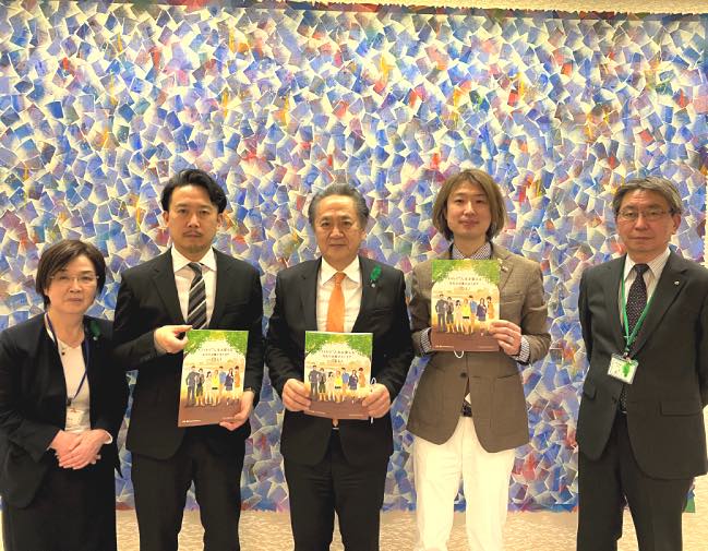 左から、永妻副市長、日高庸晴先生、上地市長、藤野英明、新倉教育長