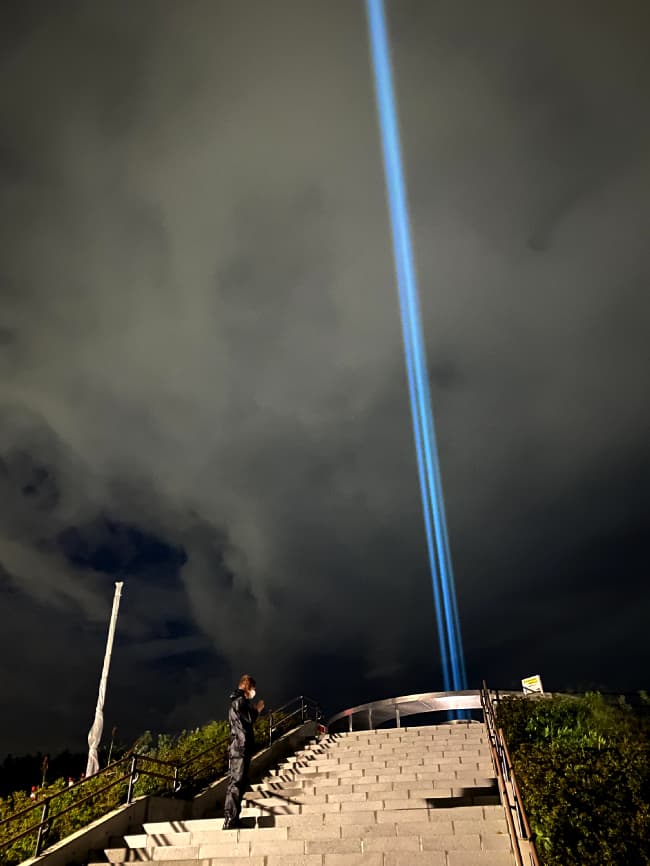 平和モニュメントのレーザー照射（2021年10月1日）