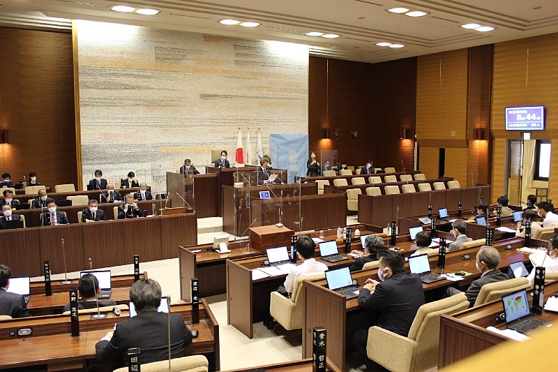 2023年予算議会で上地市長に質問をする藤野英明