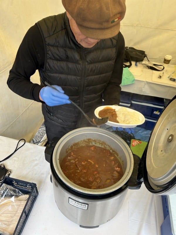 カレーをよそって下さるレストランTSUNAMIの方