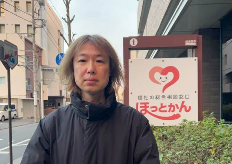 2025年の大晦日、開庁したほっとかんの前に立つ藤野英明