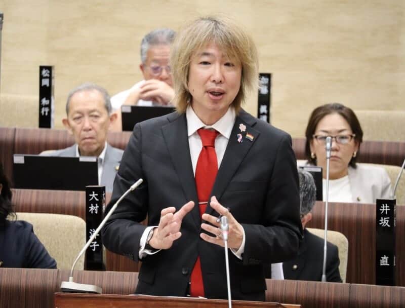 一問一答方式で再質問に立つ藤野英明