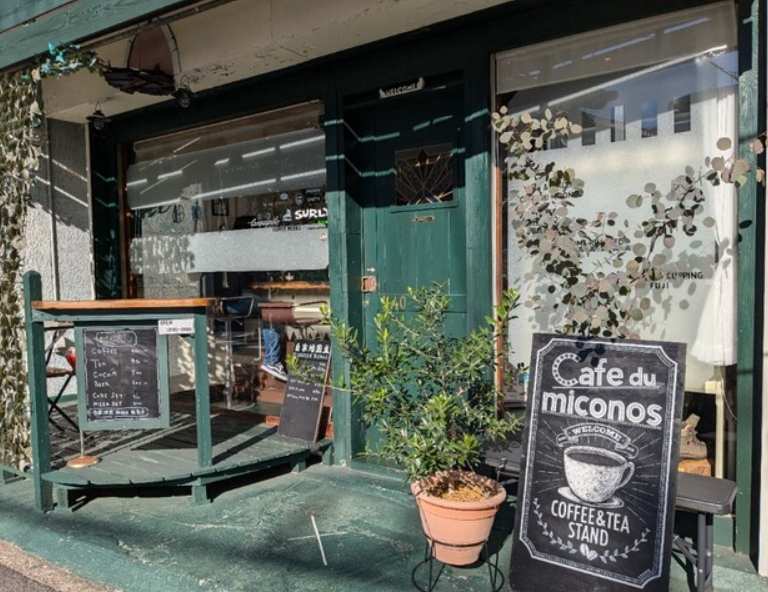 カフェトークの会場は、横須賀市上町1-40にあるカフェ・ド・ミコノスさんです
