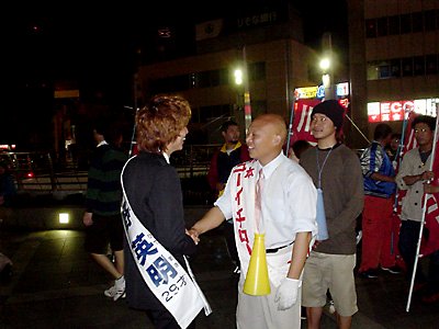 川本ユーイチロー候補者と握手