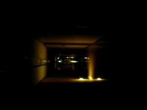 夜の市議会の廊下