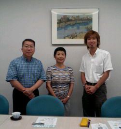 飯野施設長と瀧川理事長とフジノ