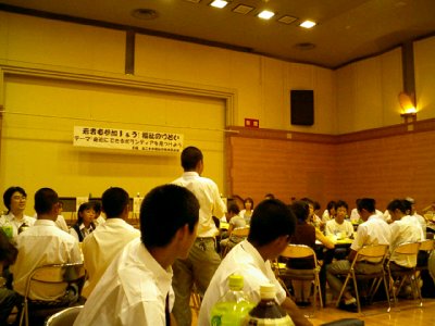 会場には中高生がたくさん参加していました。
