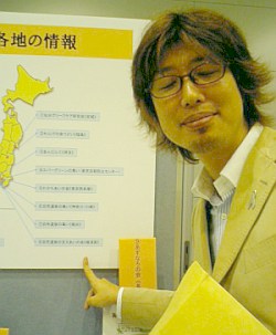 横須賀の取り組みが記された地図を指さすフジノ
