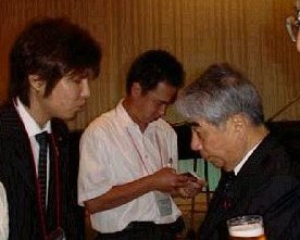 尾辻厚生労働大臣とフジノ